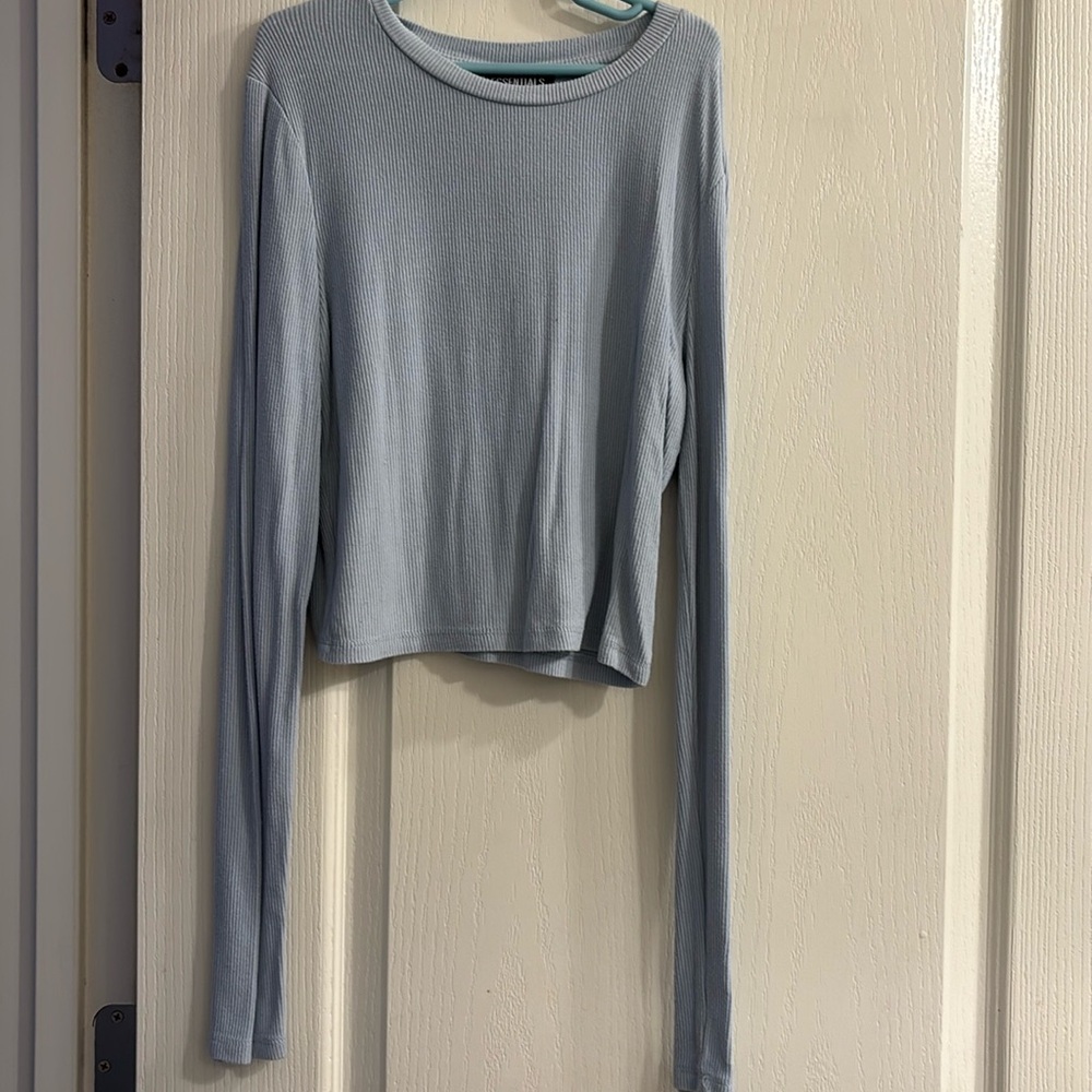 blue long sleeve tight fit top, cute with some white jeans!